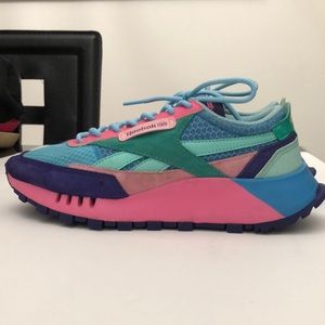 REEBOK CLASSIC RUNNING SNEAKERS BOYS- GIRLS (TEENS) BOYS SIZE 5  WOMENS SIZE 7